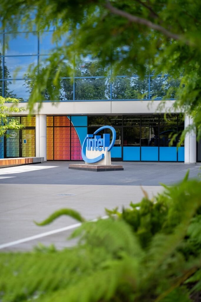 Exterior view of Intel's headquarters with logo in San José, California.